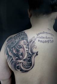 Man traditionele olifant god schouder tattoo foto