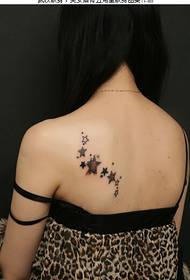 Hermosos hombros, hermosa y elegante, imagen de tatuaje de estrella de cinco puntas