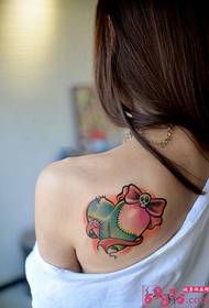 Gyönyörű váll varrás szív tetoválás kép
