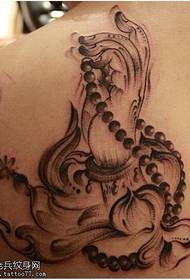 Klassike Buddha dy't in lotus tattoo-patroan hâldt