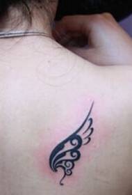 Маленькие и красивые крылья, тотемная татуировка на плечах