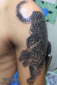 Tīģera tetovējums lejā uz lielās rokas