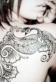 Seksi djevojka na ramenu prekrasna prekrasna slika feniksa totem tetovaža