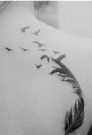 Beautiful girl shoulder back feathered feather feather tattoo pattern picture
