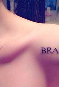 Malé anglické tetování na rameni