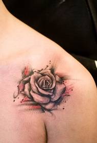 Pečių juodojo eskizo tikroviškas rožių tatuiruotės paveikslas