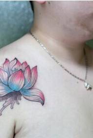 Jonges skouder moade prachtige lotus tatoeage ôfbylding