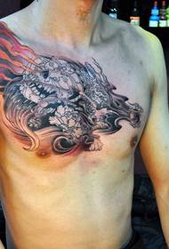 Muž olizuje rameno a napoly tetovanie