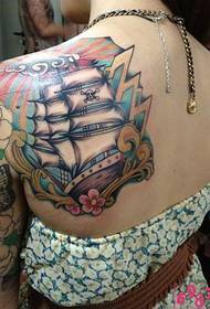 Vackra flickor bak axlar ser bra vind och vågor segla tatuering bild