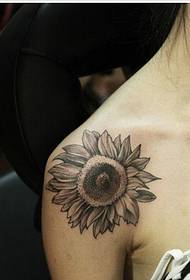 मादी खांद्यावर सुंदर दिसणारी सूर्यफूल टॅटू नमुना चित्रे