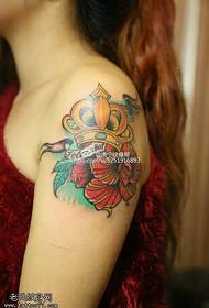 Padrão de tatuagem linda coroa colorida