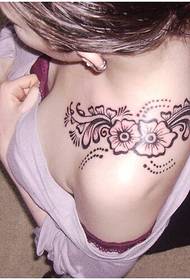 Сексуальная красивая женщина взваливает на плечи красивые выглядящие картины татуировки цветка тотема