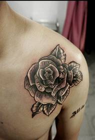 Suasmeninta mados vyro peties gražiai atrodančios rožės tatuiruotės nuotrauka
