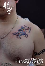 Na ramenem Strelcu barva simpatičen vzorec tatoo