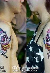 Patrón de tatuaje de calavera horrorizada pareja