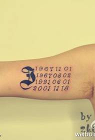 Patrón de tatuaje de fecha de significado conmemorativo de picadura de brazo