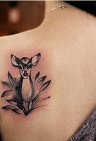 Kobiece ramię klasyczny, dobrze wyglądający atramentowy wzór tatuażu jelenia