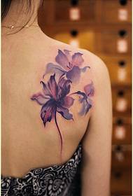 Fasjonable kvinnelige skuldre vakkert utseende blekk tatoveringsbilde