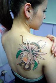 Immagini del tatuaggio di crisantemo rosa e serpente cachi dall'aspetto gradevole