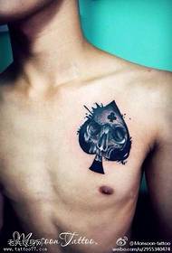 Na ramenu u obliku breskve u obliku tetovaže
