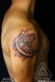 Shoulder cracked model totem tatuazh