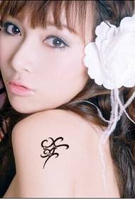 Beautiful pure girl shoulder beautiful little totem tattoo picture