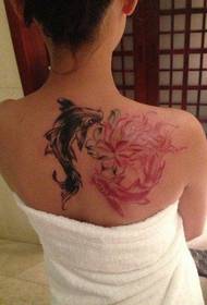Tetovaža lignje na rame na ženskim ramenima