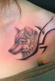 아름다운 섹시한 여자 어깨 늑대 토템 아름다운 문신 패턴 사진