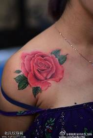 Rose tetovaža na ramenu