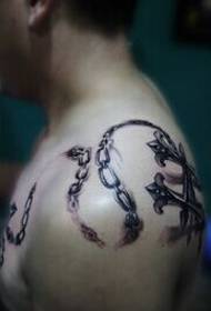 Классическая и красивая татуировка с изображением цепи и якоря