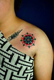Imagens de moda pequena flor tatuagem padrão no ombro da menina