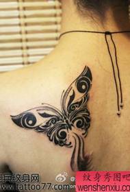 Populárny motýlik tetovania cez rameno