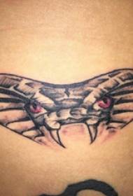 Tetovējums kobras zēna vidukļa krāsainā čūskas tetovējuma attēlā