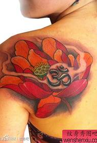 Kvinnliga rygg axlar populära vackra traditionella lotus tatuering mönster
