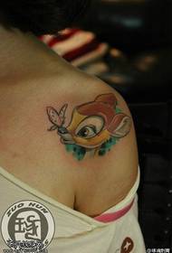 Moteriškos pečių spalvos elnio tatuiruotės modelis