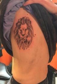 Tatuaje do lado do rei do león masculino cintura na tatuaxe do león negro