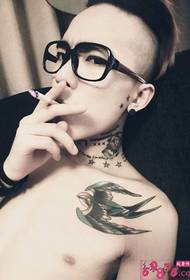 Personality hipster men's shoulders fashion good-looking swallow tattoo pictures