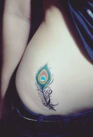 patrón de tatuaje de color de pluma de pavo real de cintura sexy
