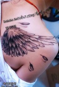 Tattoomụ nwanyị nwere nku igbu egbugbu ụzọ