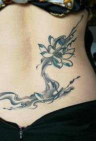Leđa seksi djevojka u struku s cvjetnim uzorkom tetovaža