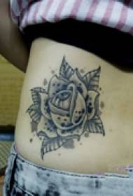 Klasyczny tatuaż w kształcie róży