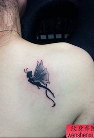 Patrón de tatuaje de ángel de hombro