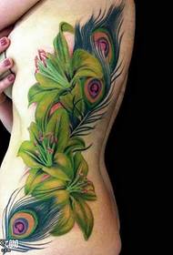 struk paunovo perje tetovaža uzorak