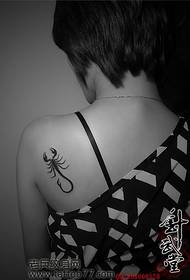 En tjejs skorpions tatueringsmönster för axel totem