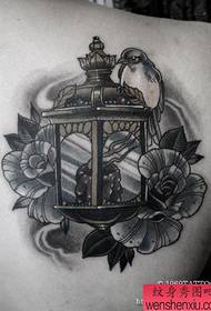 Popularni uzorak lagane tetovaže na zadnjem ramenu