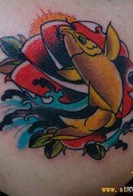 egy hal rózsa tetoválás a vállán