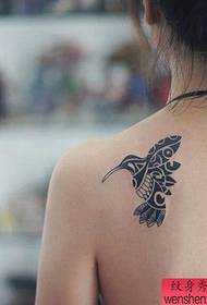 Emakume sorbalda kolibrisa tatuaje lana
