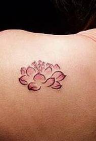 Plecu tetovējums: plecu tintes gleznojums ar mazu lotosa tetovējuma zīmējumu