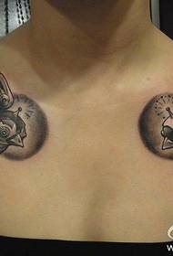 motif tatouage hirondelle symétrique d'une épaule féminine