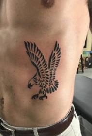 wzór tatuażu z orzełkiem po bokach chłopców na talii na obrazie czarnego orła